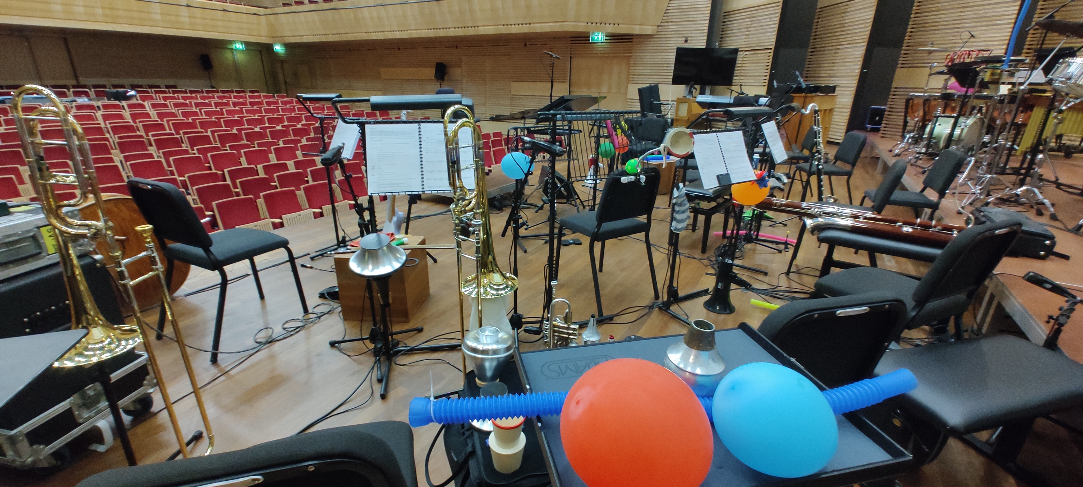 A symphony of silence awaits: The pre-show quiet of &lsquo;O táxi n.º 9297&rsquo;.