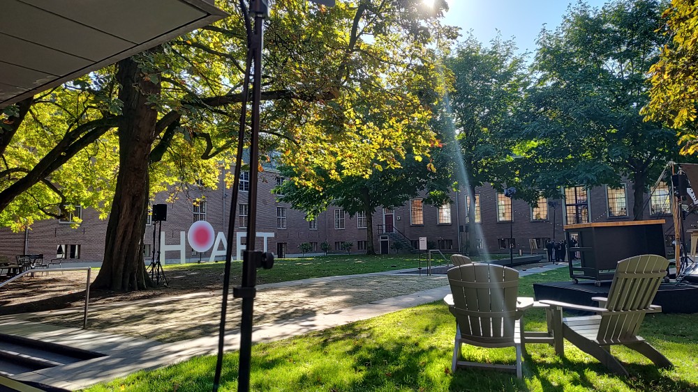 H'ART Museum tuin, gezien vanaf FOH